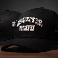 Détail de la broderie CALVITIE CLUB sur casquette trucker