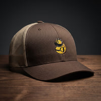 Casquette trucker brodée canard sado maso marron et kaki - broderie canard en caoutchouc harnais cloutés BDSM