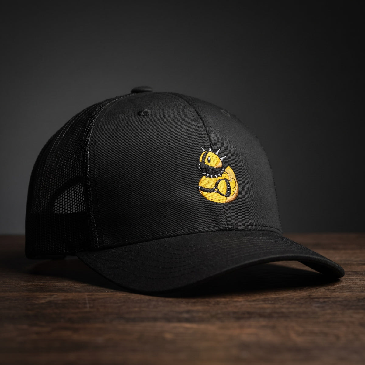 Casquette trucker brodée canard sado maso noir - broderie canard en caoutchouc harnais cloutés BDSM