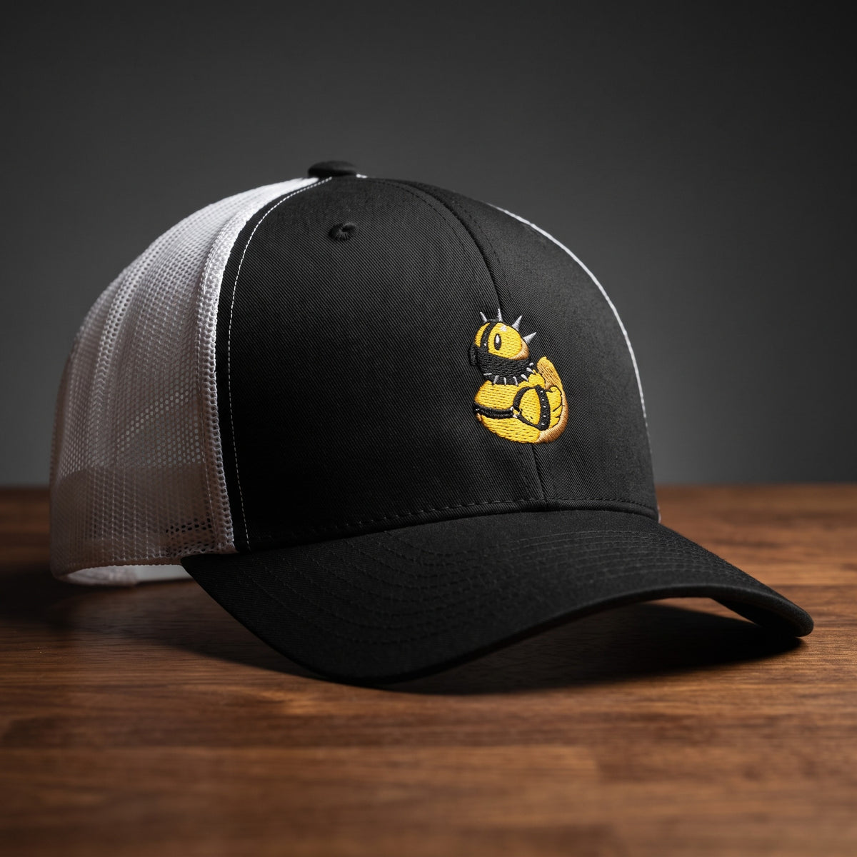 Casquette trucker brodée canard sado maso noir et blanc - broderie canard en caoutchouc harnais cloutés BDSM