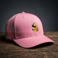 Casquette trucker brodée canard sado maso rose - broderie canard en caoutchouc harnais cloutés BDSM