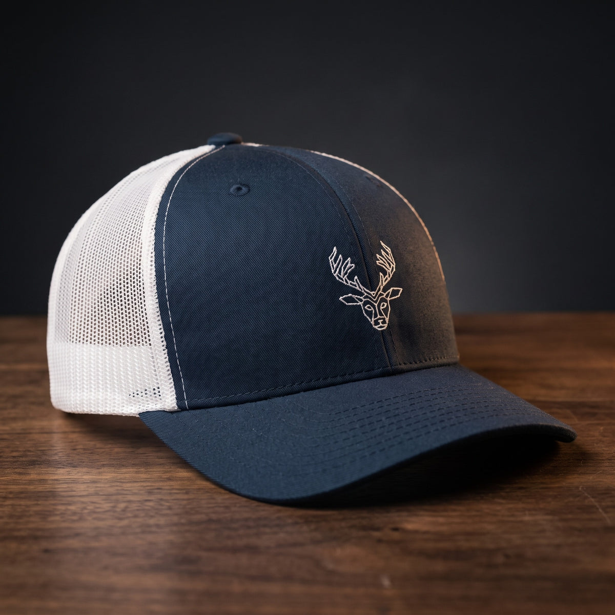 Casquette trucker CERF ORIGAMI bleu marine et blanc brodée motif cerf origami - CHT'M Boutique