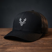 Casquette trucker CERF ORIGAMI - détail broderie motif cerf origami