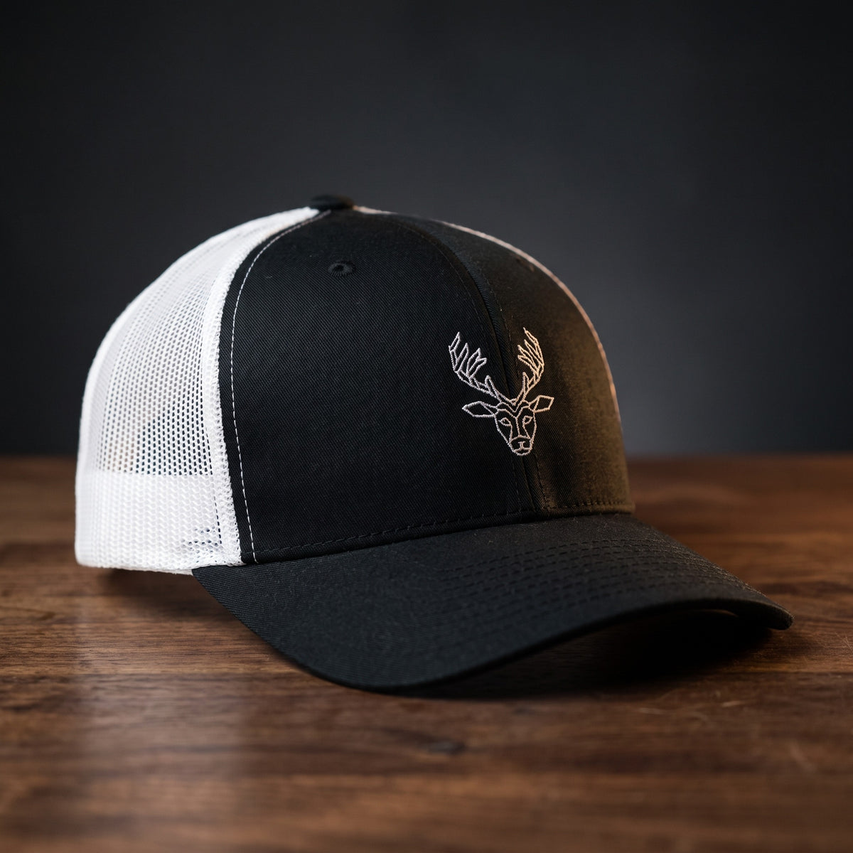 Casquette trucker CERF ORIGAMI noir et blanc brodée motif cerf origami - CHT'M Boutique