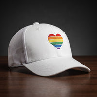 Casquette trucker brodée cœur arc-en-ciel LGBT, blanche, vue de face – CHT'M Boutique
