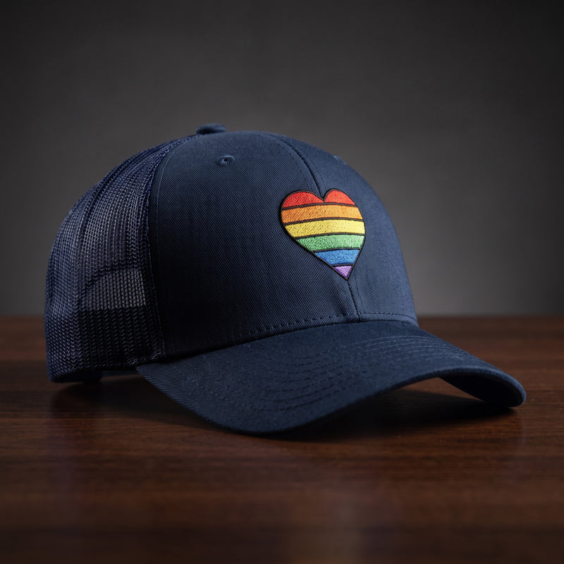 Casquette trucker brodée cœur arc-en-ciel LGBT, bleu marine, vue de face – CHT'M Boutique