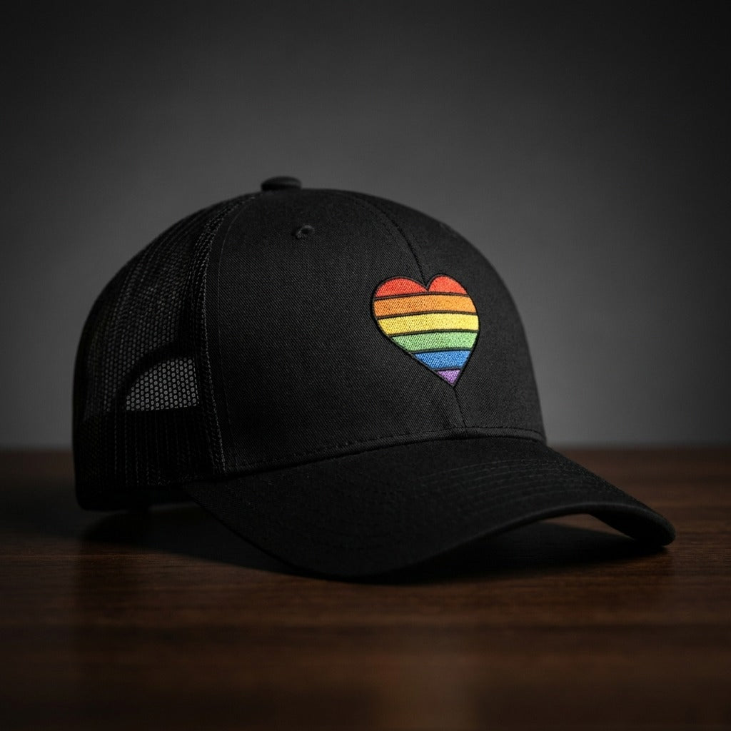 Casquette trucker brodée cœur arc-en-ciel LGBT, noire, vue de face – CHT'M Boutique