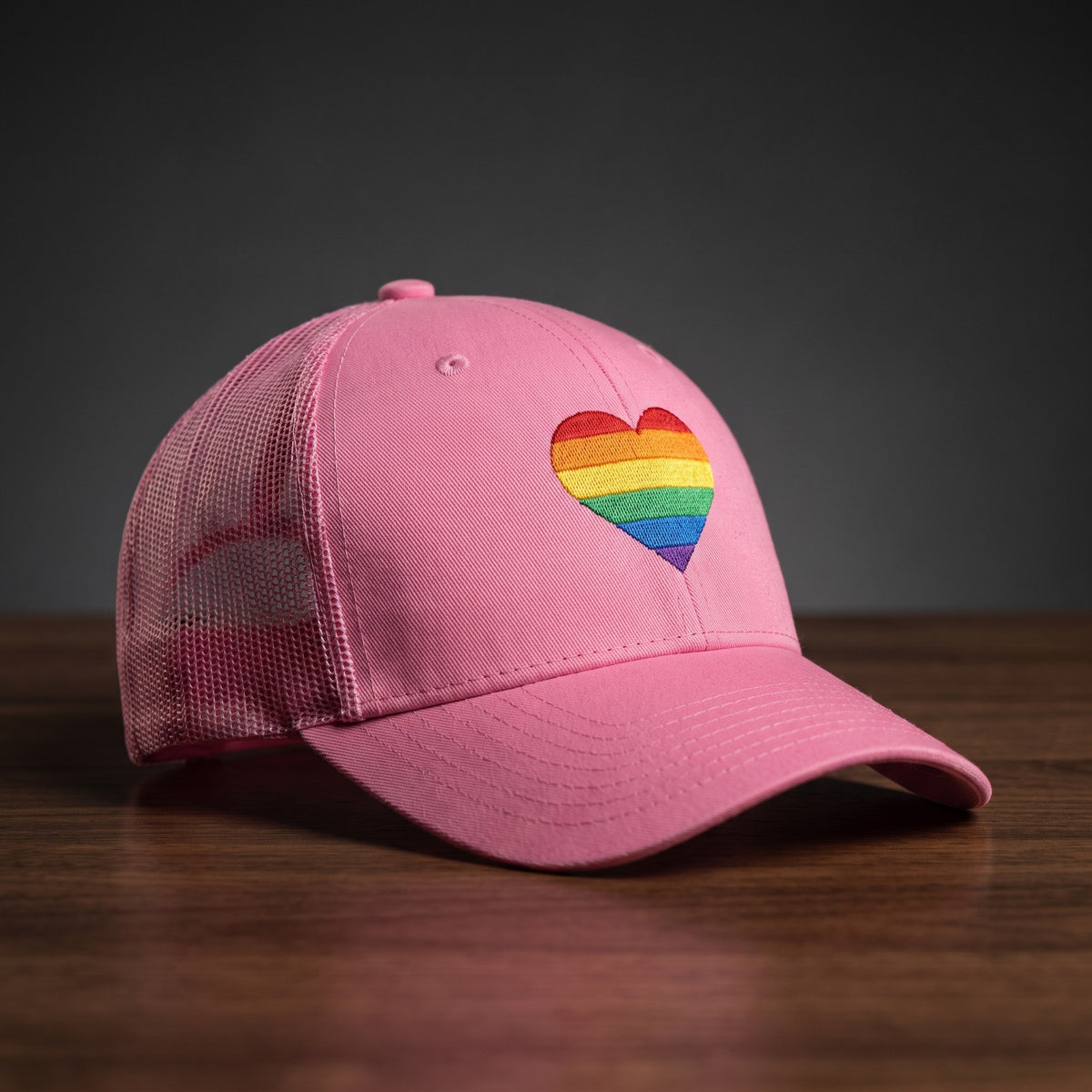 Casquette trucker brodée cœur arc-en-ciel LGBT, rose, vue de face – CHT'M Boutique