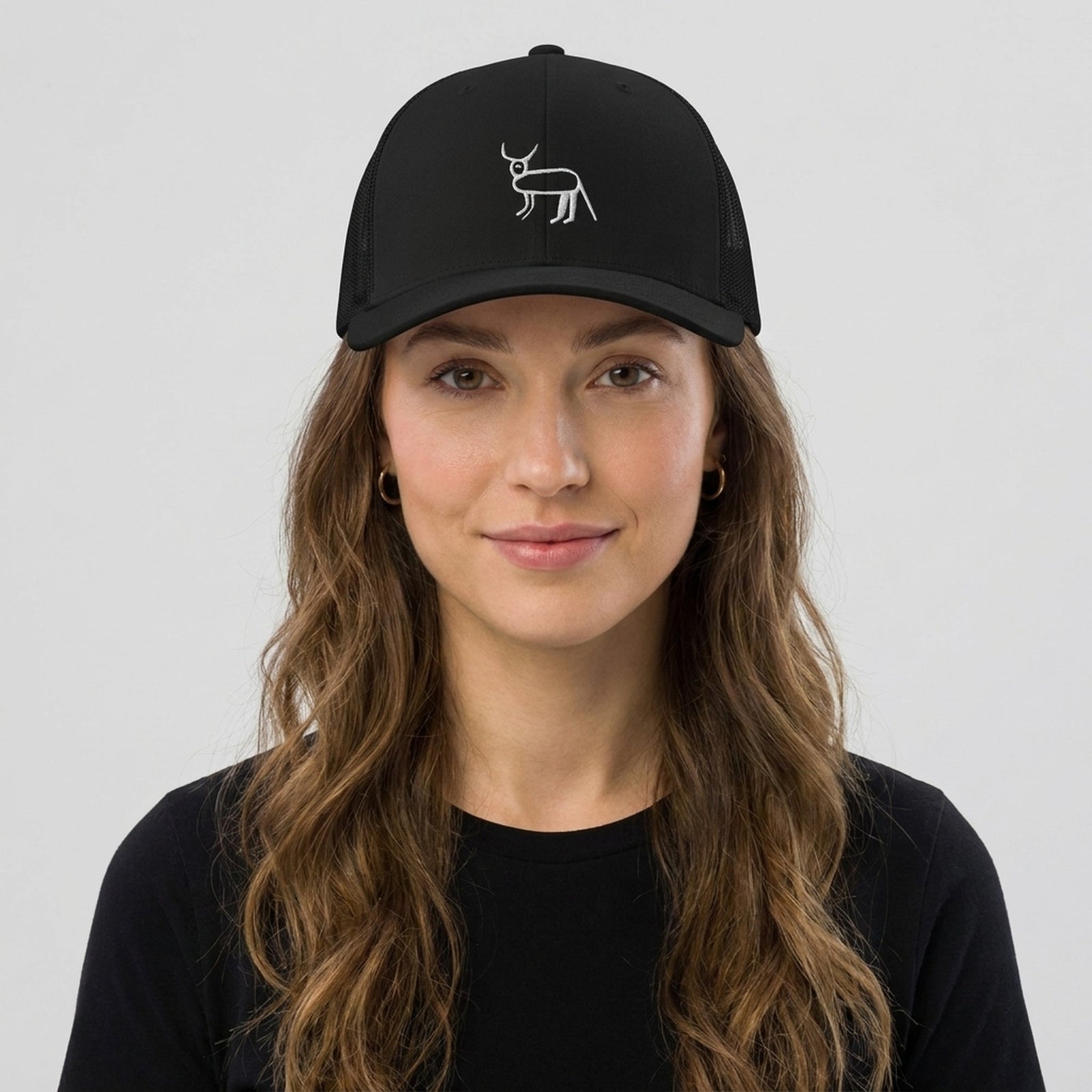 Femme portant la casquette trucker noire Coucou Petite Perruche de François Damiens, photo studio