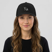 Femme portant la casquette trucker noire Coucou Petite Perruche de François Damiens, photo studio