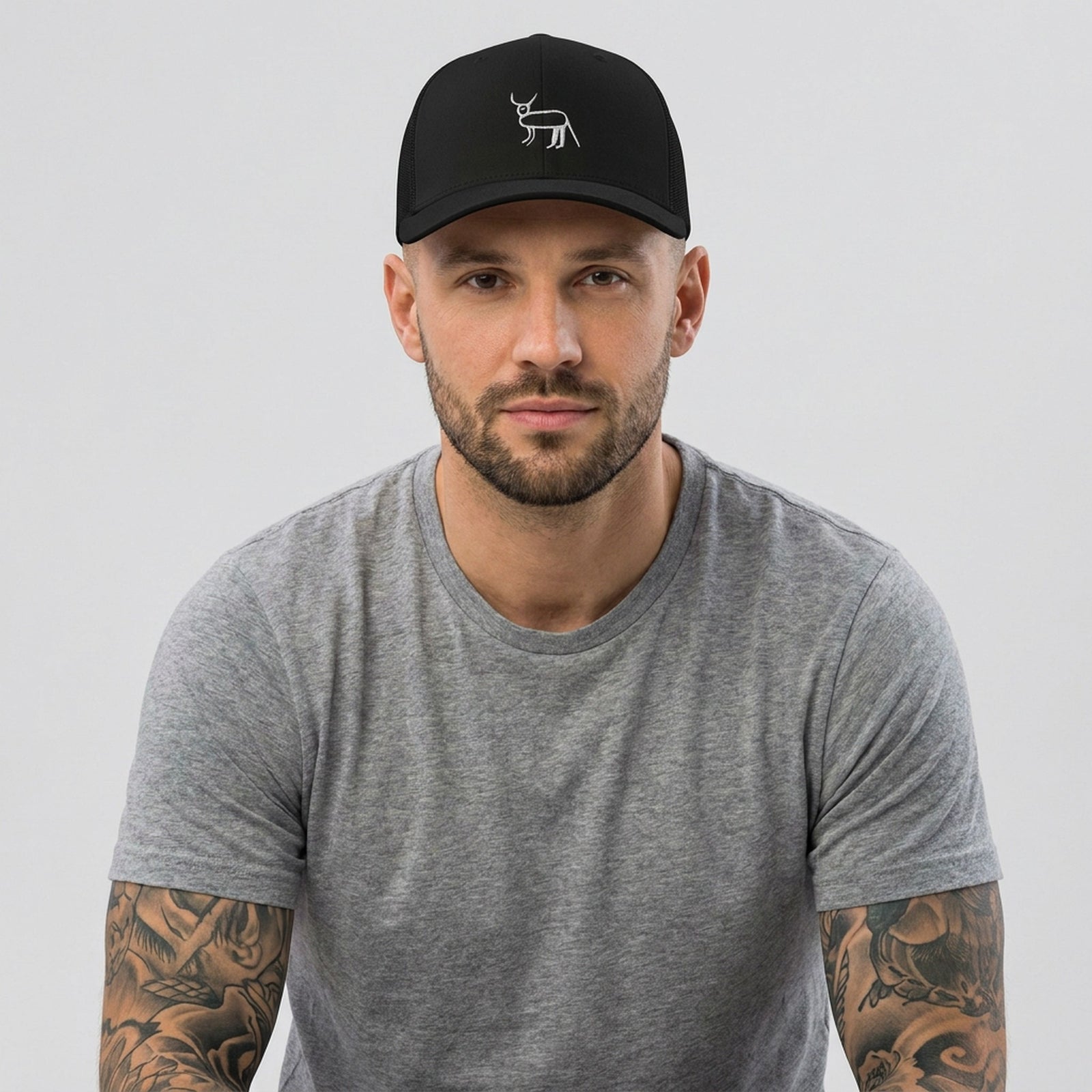 Homme portant la casquette trucker noire Coucou Petite Perruche de François Damiens, photo studio