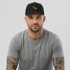 Homme portant la casquette trucker noire Coucou Petite Perruche de François Damiens, photo studio