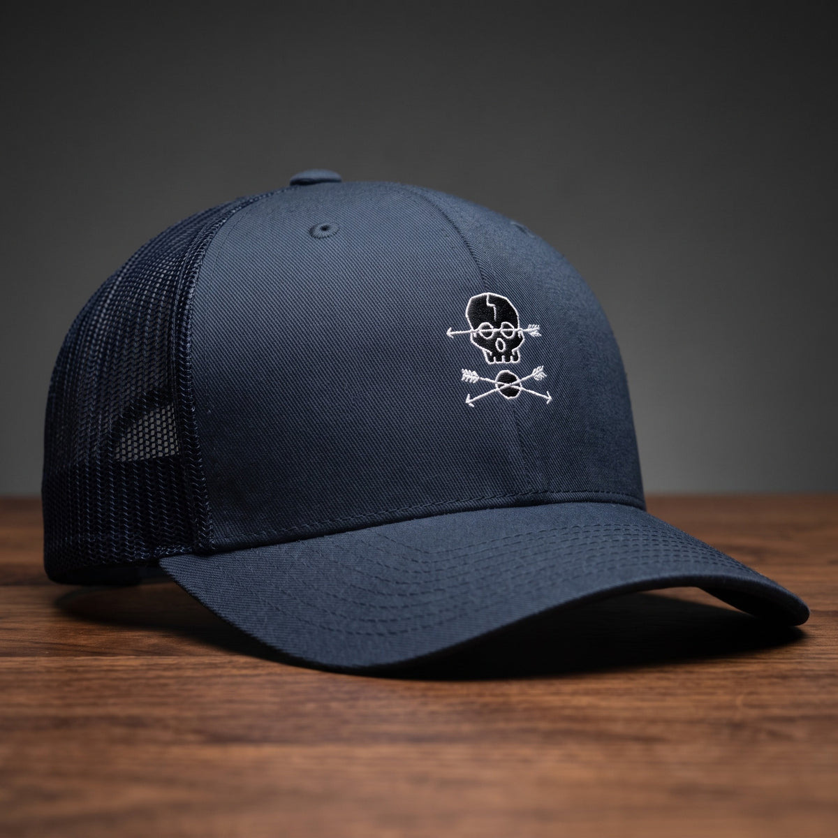 Casquette trucker brodée Crâne Boho bleu marine - logo tête de mort et flèches croisées