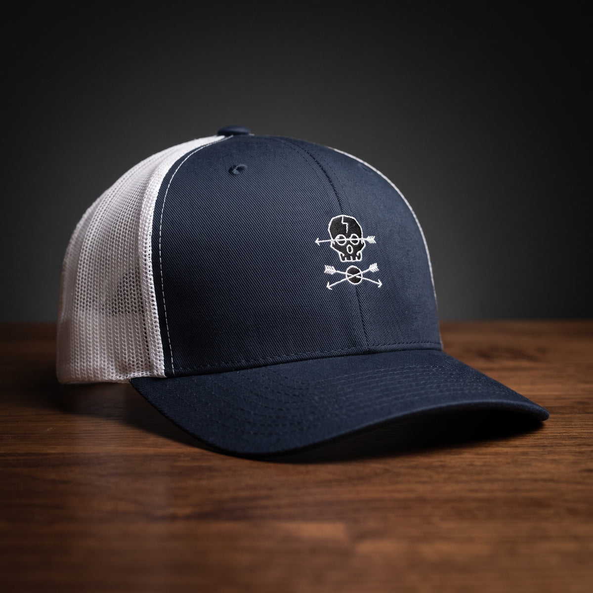Casquette trucker brodée Crâne Boho bleu marine et blanche - logo tête de mort et flèches croisées