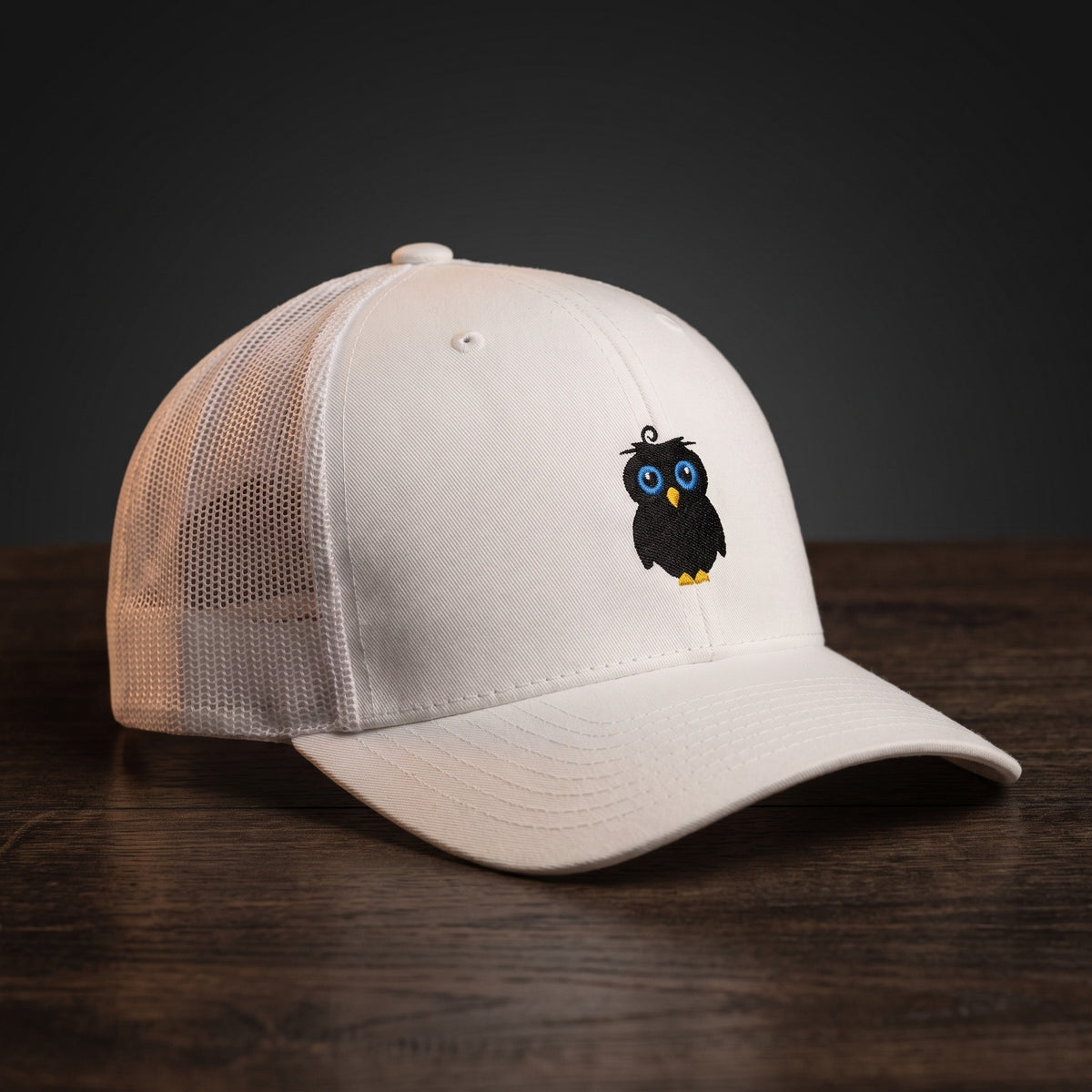 Casquette trucker blanche avec logo brodé hibou noir aux yeux bleus, collection CRAZY OWL