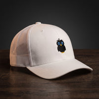 Casquette trucker blanche avec logo brodé hibou noir aux yeux bleus, collection CRAZY OWL