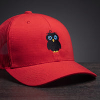 Gros plan sur le logo brodé hibou de la casquette trucker CRAZY OWL