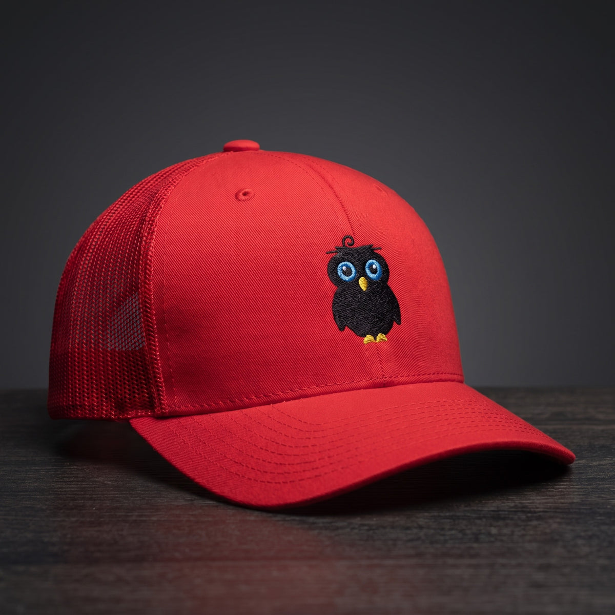Casquette trucker rouge avec logo brodé hibou noir aux yeux bleus, collection CRAZY OWL