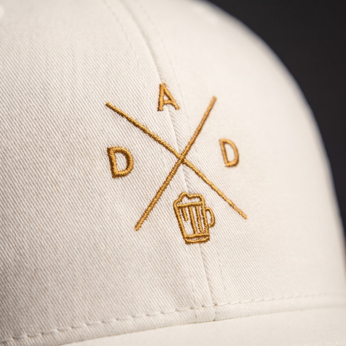 Casquette trucker brodée DAD gros plan macro sur la broderie du logo chope de bière