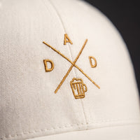 Casquette trucker brodée DAD gros plan macro sur la broderie du logo chope de bière