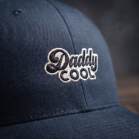 Détail du logo Daddy Cool brodé en relief sur casquette trucker bleu marine