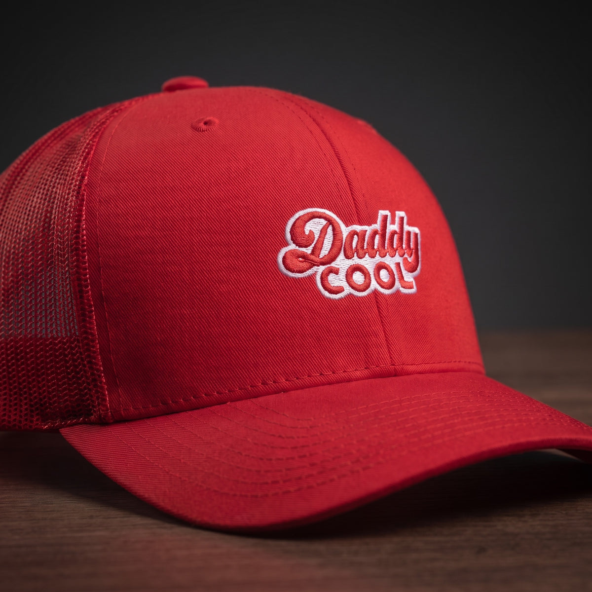 Détail du logo brodé Daddy Cool sur casquette trucker