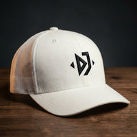 Casquette trucker DJ (3D Puff) blanche avec logo brodé géométrique noir - CHT'M Boutique