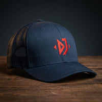 Casquette trucker DJ bleu marine avec logo brodé rouge géométrique - CHT'M Boutique