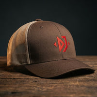 Casquette trucker DJ marron kaki avec logo brodé rouge géométrique - CHT'M Boutique