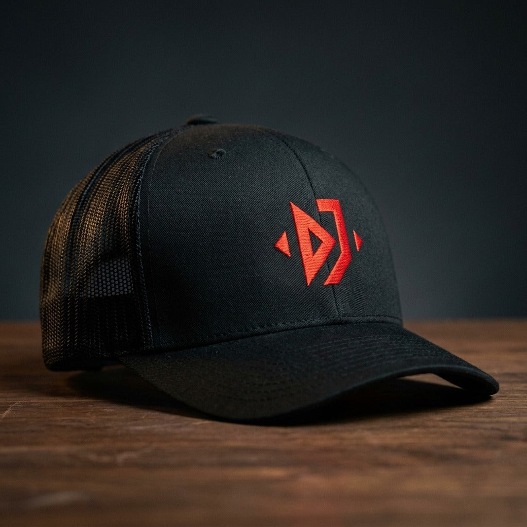Casquette trucker DJ noire avec logo brodé rouge géométrique - CHT'M Boutique