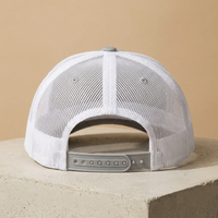 Dos en mesh blanc respirant et snapback réglable de la casquette trucker Good Vibes Only