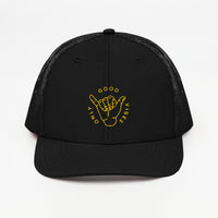 Casquette trucker originale Good Vibes Only noire vue de face, broderie shaka fil doré