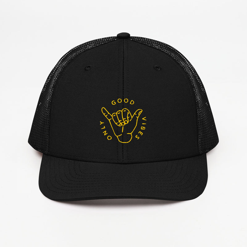 Casquette trucker originale Good Vibes Only noire vue de face, broderie shaka fil doré