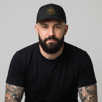 Homme portant la casquette trucker originale Good Vibes Only noire à broderie shaka dorée, photo studio