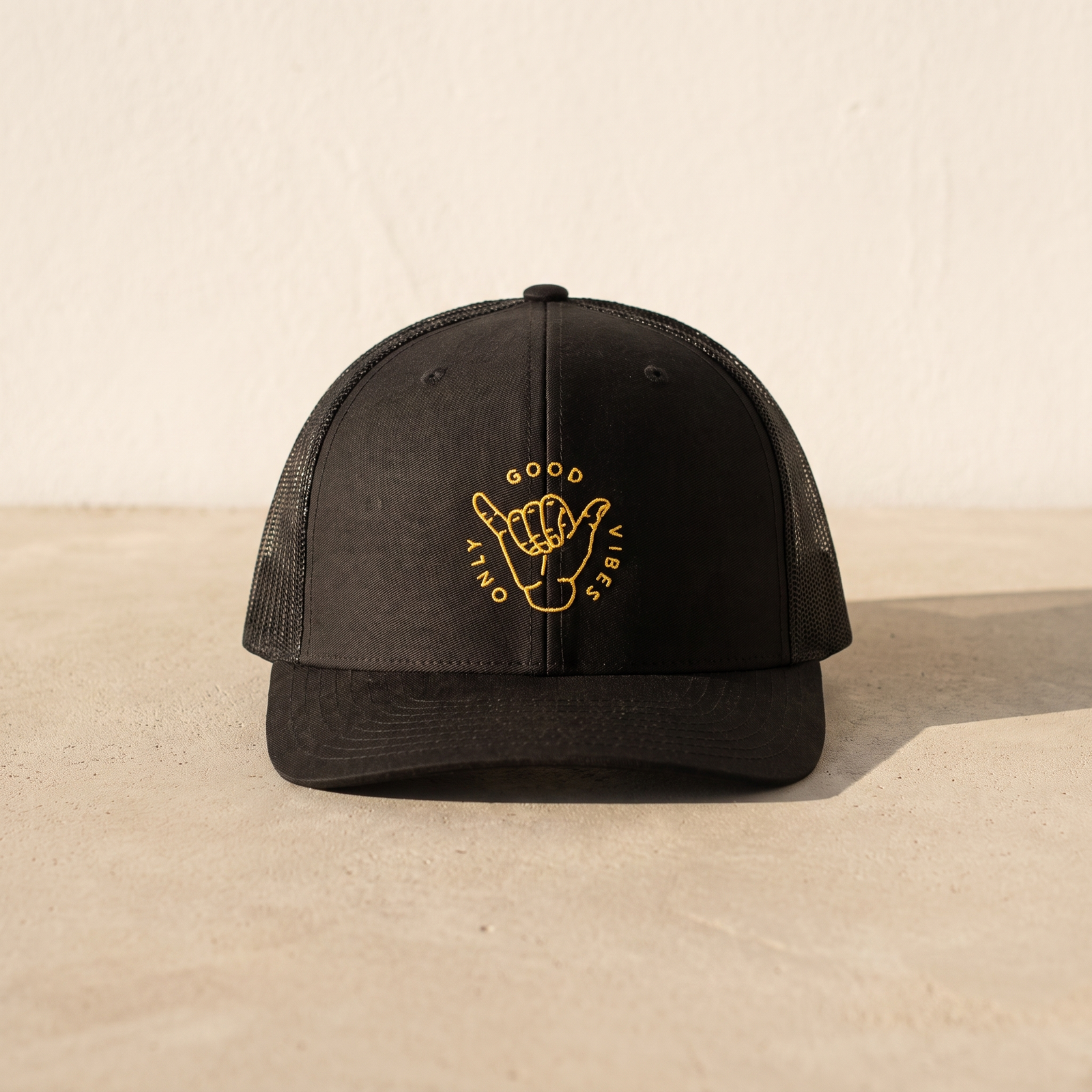 Casquette trucker originale Good Vibes Only noire posée, broderie shaka fil doré vue de face