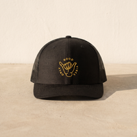Casquette trucker originale Good Vibes Only noire posée, broderie shaka fil doré vue de face