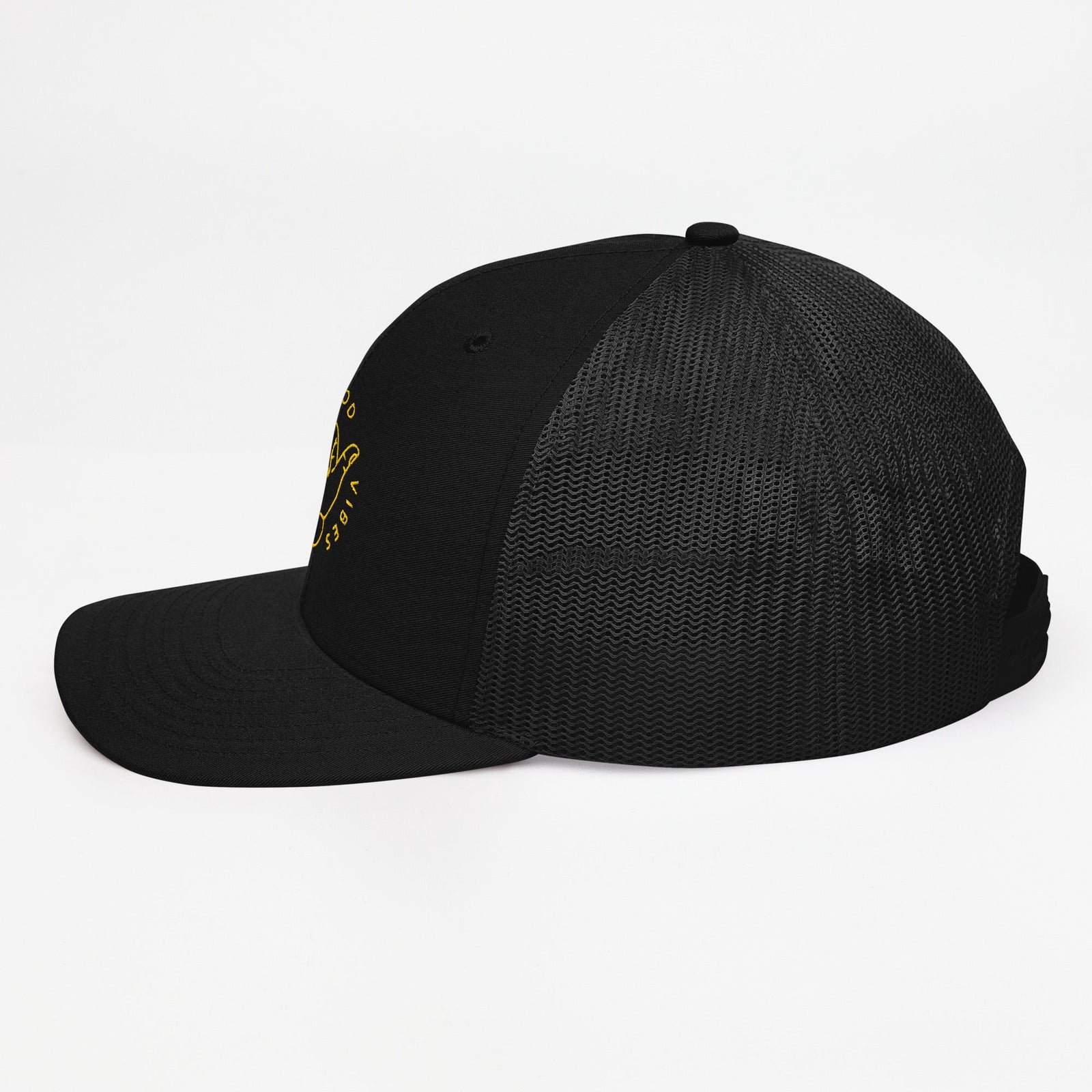 Casquette trucker Good Vibes Only noire, profil gauche avec visière incurvée