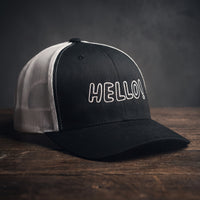 Casquette trucker noire et blanche brodée Hello! en lettres blanches, filet blanc
