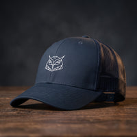 Casquette trucker Hiboux Origami bleu marine avec broderie tête de hibou géométrique blanche, CHT'M Boutique