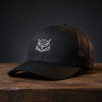 Gros plan sur la broderie hibou géométrique de la casquette trucker Hiboux Origami noire, CHT'M Boutique