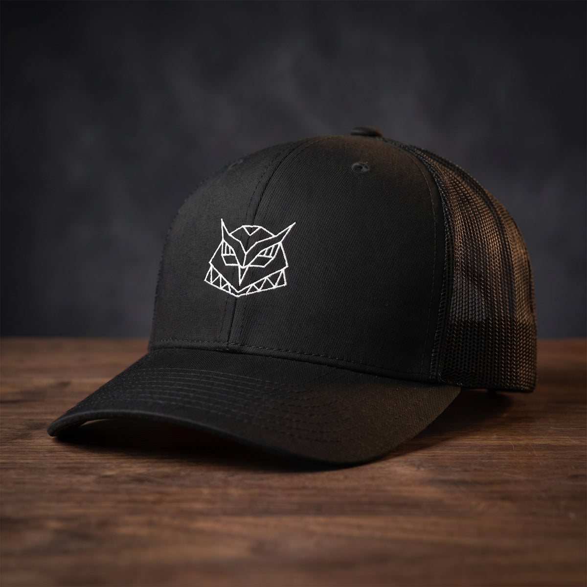 Casquette trucker Hiboux Origami noire avec broderie tête de hibou géométrique blanche, style streetwear CHT'M Boutique