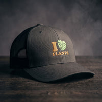 Casquette trucker anthracite et noire brodée I LOVE PLANTS avec cœur en feuille de monstera, vue trois quarts