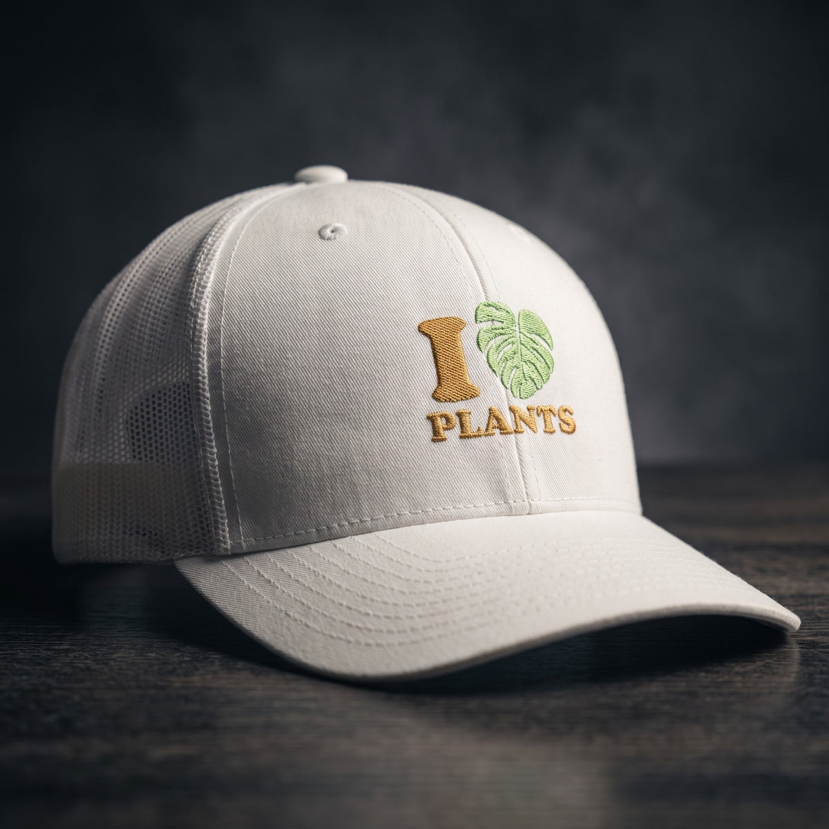 Casquette trucker blanche brodée I LOVE PLANTS avec cœur en feuille de monstera verte, vue trois quarts