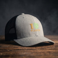 Casquette trucker gris chiné et noire brodée I LOVE PLANTS avec cœur en feuille de monstera, vue trois quarts