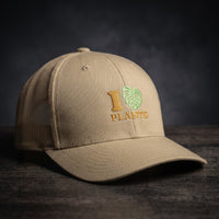 Casquette trucker kaki brodée I LOVE PLANTS avec cœur en feuille de monstera verte, vue trois quarts