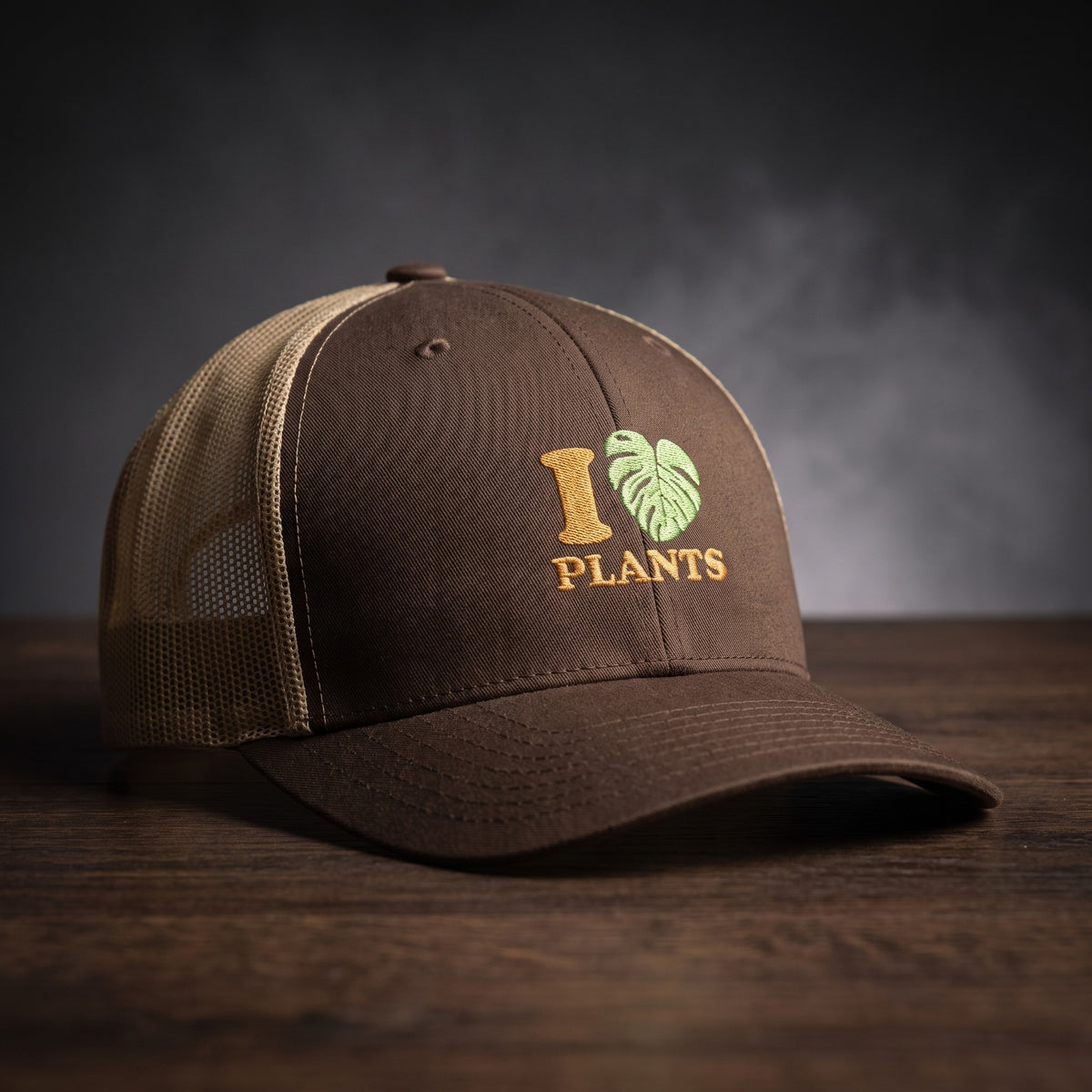 Casquette trucker marron et kaki brodée I LOVE PLANTS avec cœur en feuille de monstera, vue trois quarts