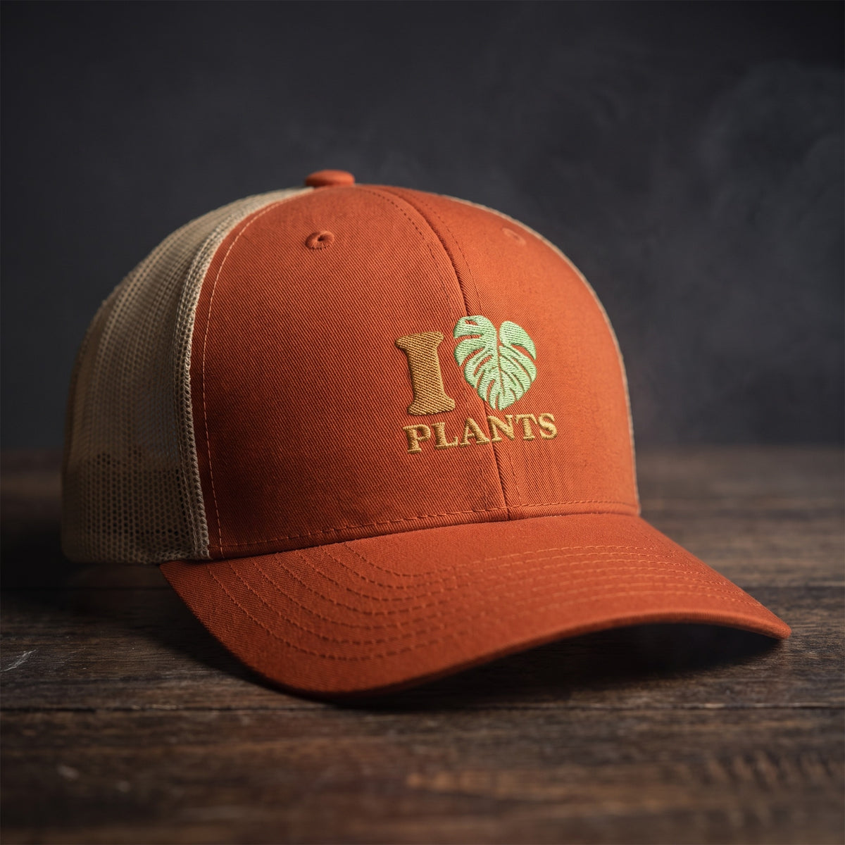 Casquette trucker roux et kaki brodée I LOVE PLANTS avec cœur en feuille de monstera, vue trois quarts