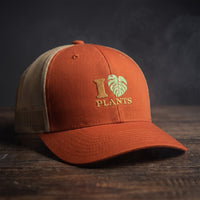 Casquette trucker roux et kaki brodée I LOVE PLANTS avec cœur en feuille de monstera, vue trois quarts