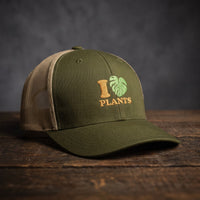 Casquette trucker vert kaki brodée I LOVE PLANTS avec cœur en feuille de monstera, vue trois quarts
