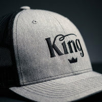 Casquette trucker King - détail broderie logo King et couronne - CHT'M Boutique